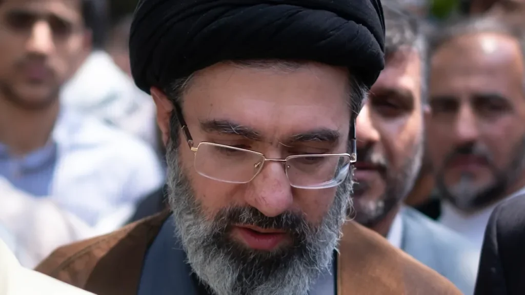 MOJTABA KHAMENEI : क्यों चर्चा में मोजतबा खामेंनेई, क्या धारण करेंगे आयतुल्लाह की पदवी, क्या होती हैं शर्ते?